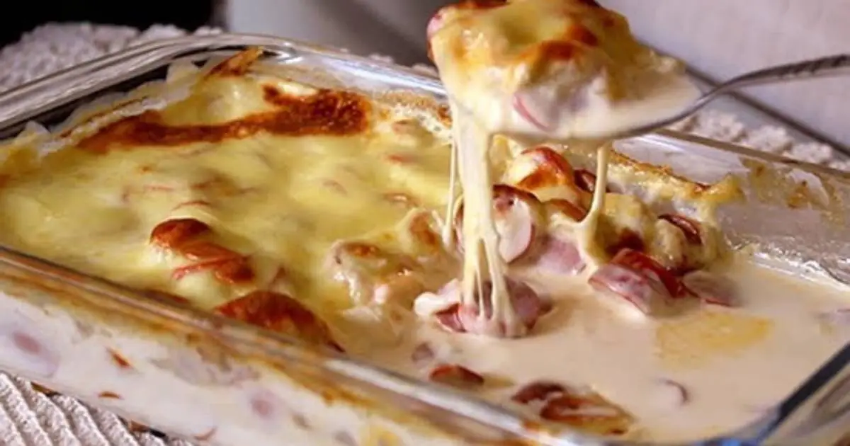 Salsicha Assada com Queijo e Molho Cremoso é uma receita rápida, prática e deliciosa, perfeita...