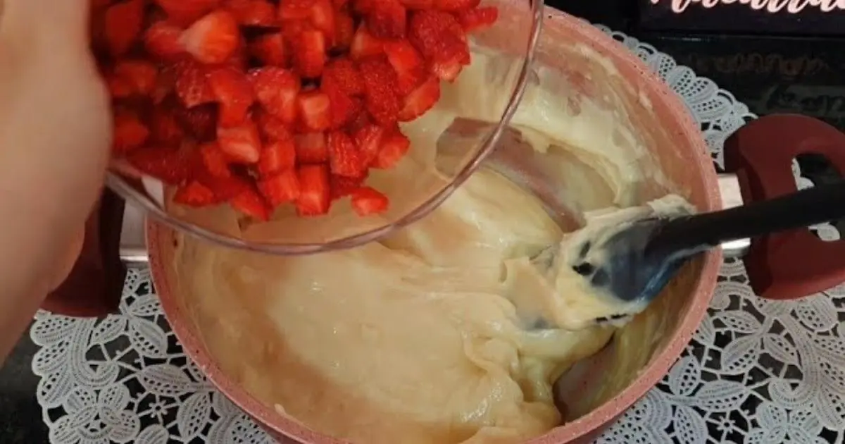 Sobremesa fácil, cremosa e gelada de leite Ninho com morango....