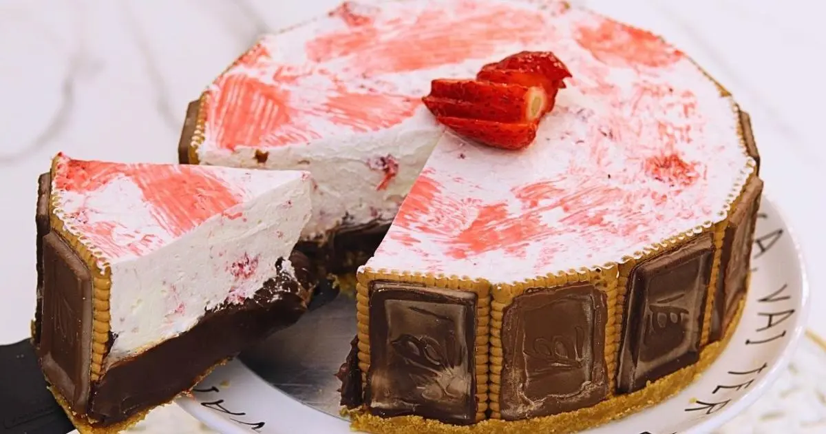 Receita fácil de torta sensação com morango, chocolate e mousse de leite em pó....