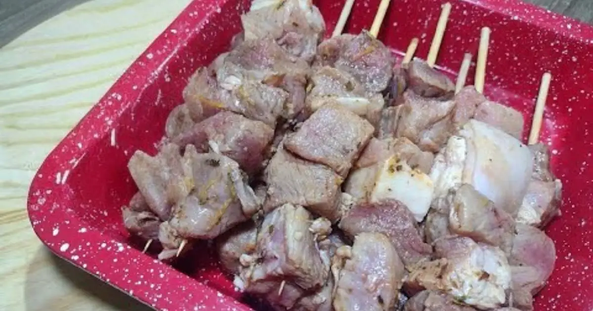 Aprenda o Tempero Perfeito para Espetinho de Porco Suculento, ideal para deixar a carne macia...