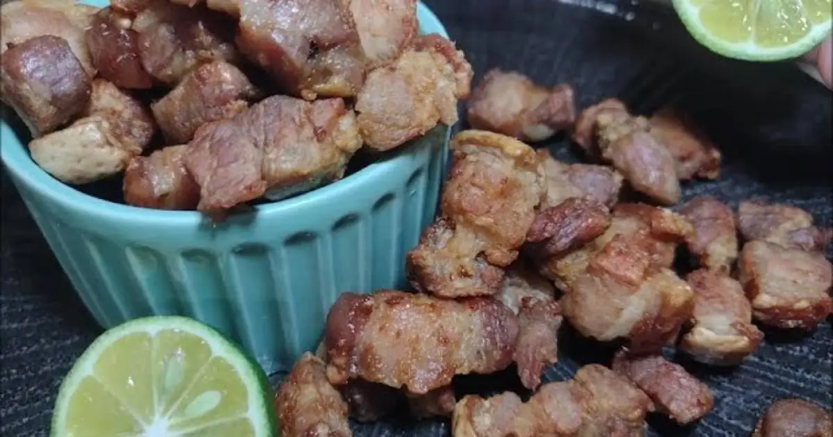 O torresmo crocante de panceta na Airfryer é fácil de fazer, perfeito para petiscar com...