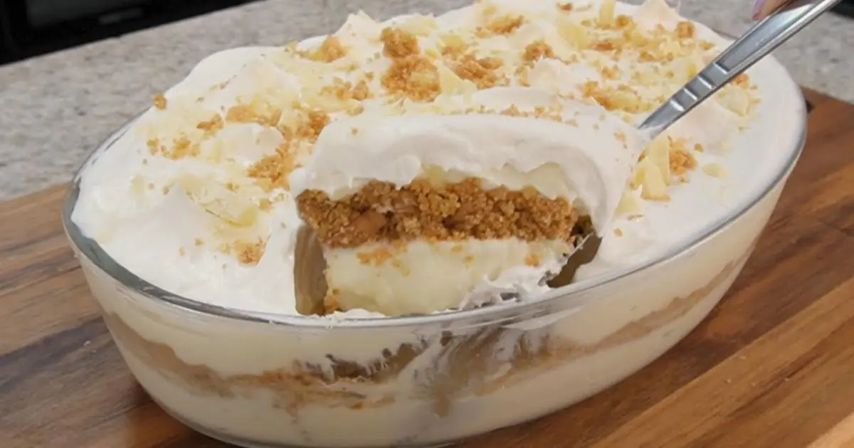 Torta belga cremosa com creme quatro leites e cobertura de chantilly....