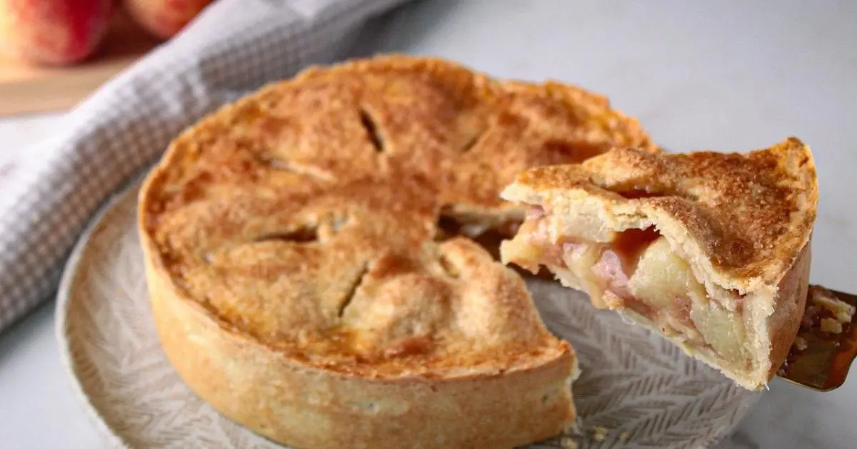 Torta de pêssego com pedaços suculentos e massa crocante....