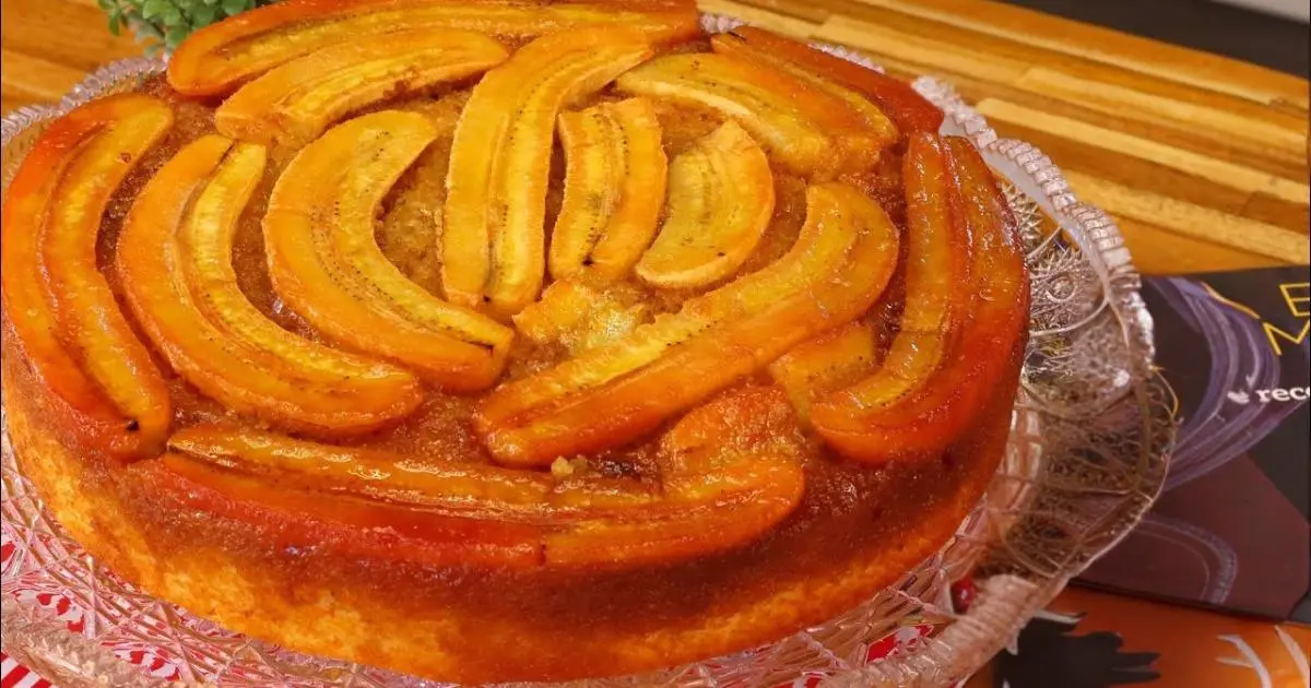 Receita fácil e deliciosa de bolo de banana caramelizado com massa amanteigada....