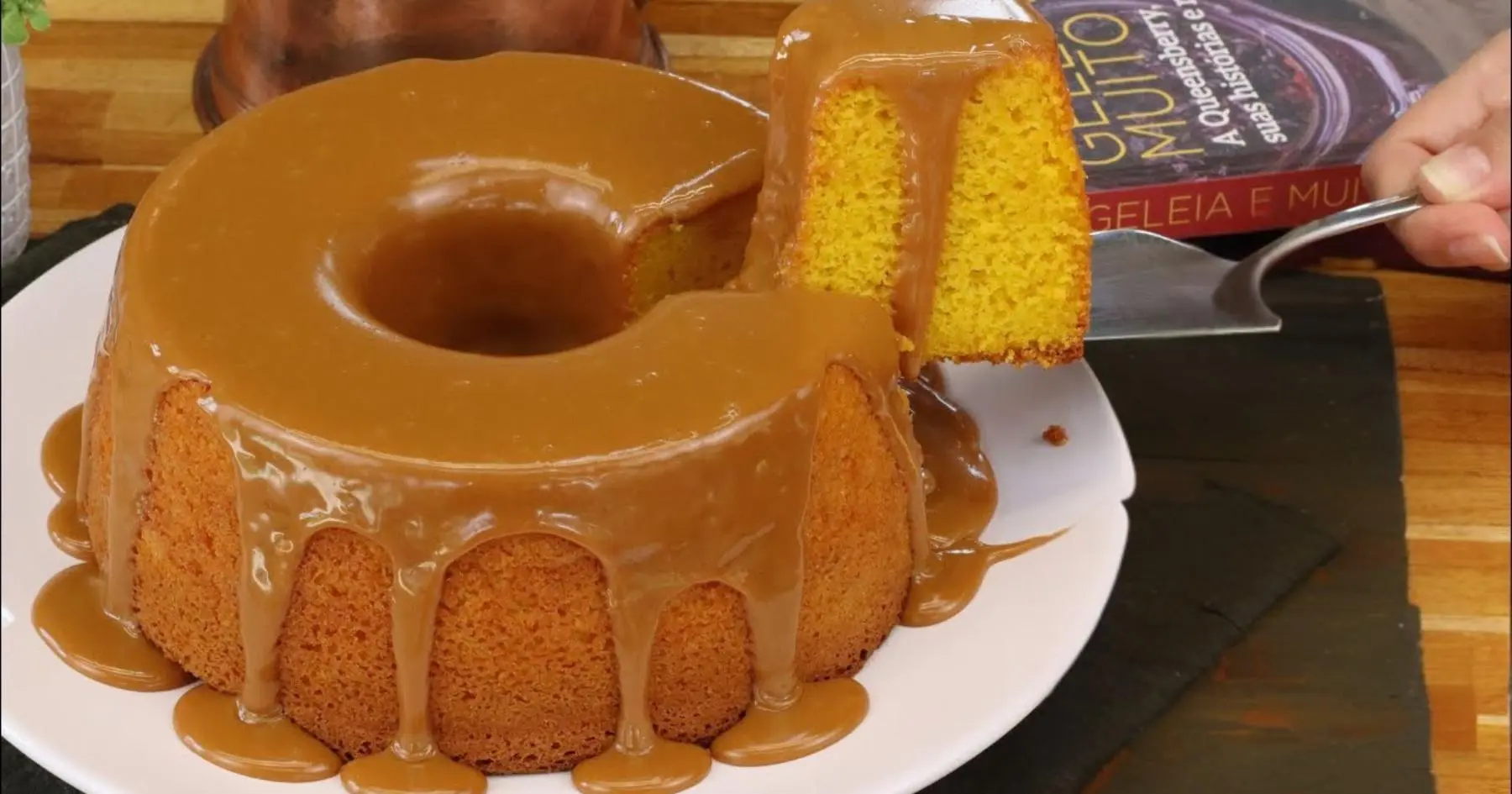 Bolo de cenoura fofinho com cobertura cremosa de doce de leite....