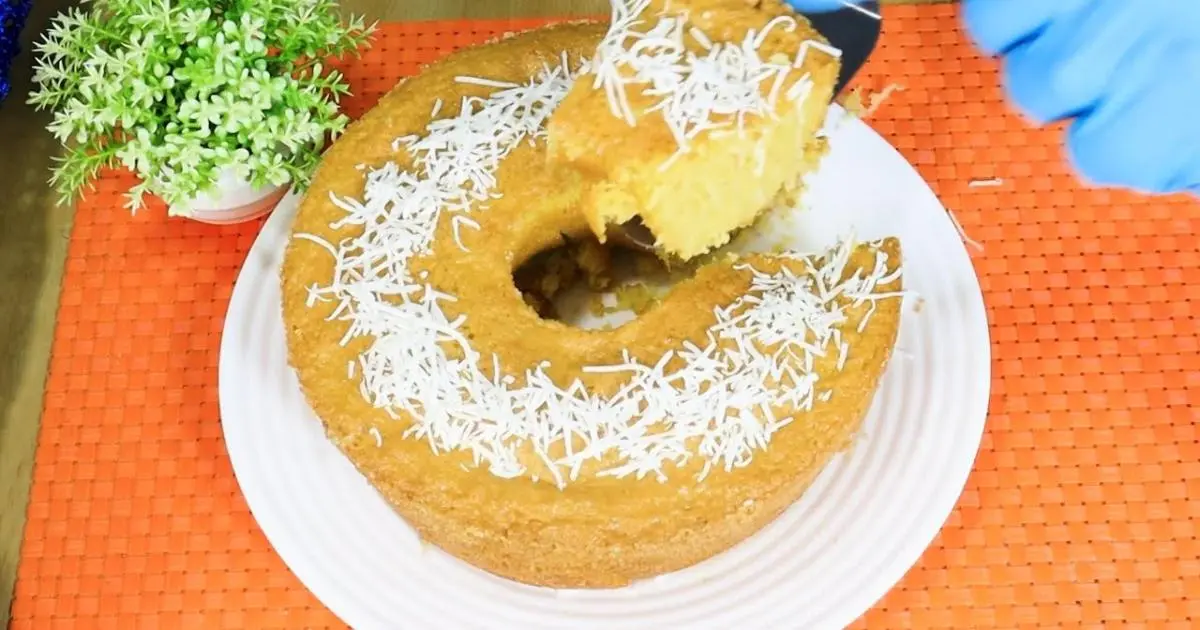 Bolo de fubá com coco fácil, sem leite e sem trigo....