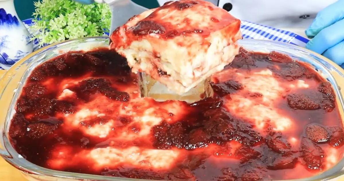 Pavê cremoso de morango com vinho, uma sobremesa fácil e sofisticada....