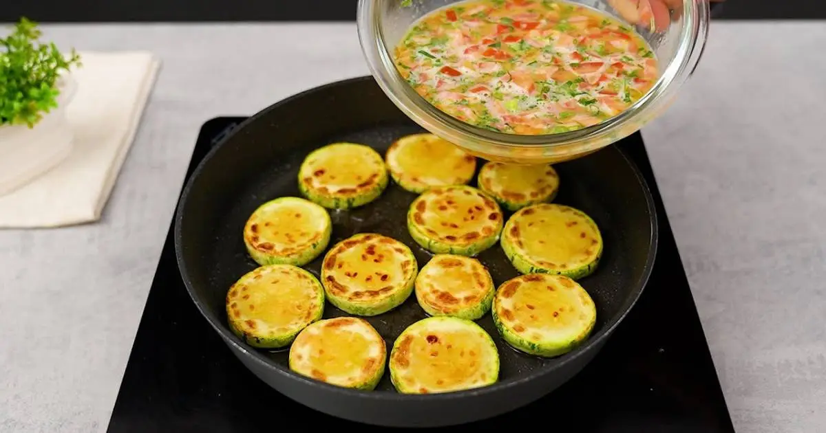 A Abobrinha Frita Com Ovo e Queijo Derretido é rápida, deliciosa e surpreendente. Uma receita...