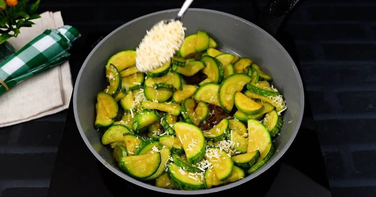 Abobrinha com Parmesão e Farinha Deliciosa e Crocante é leve, fácil de preparar e cheia...