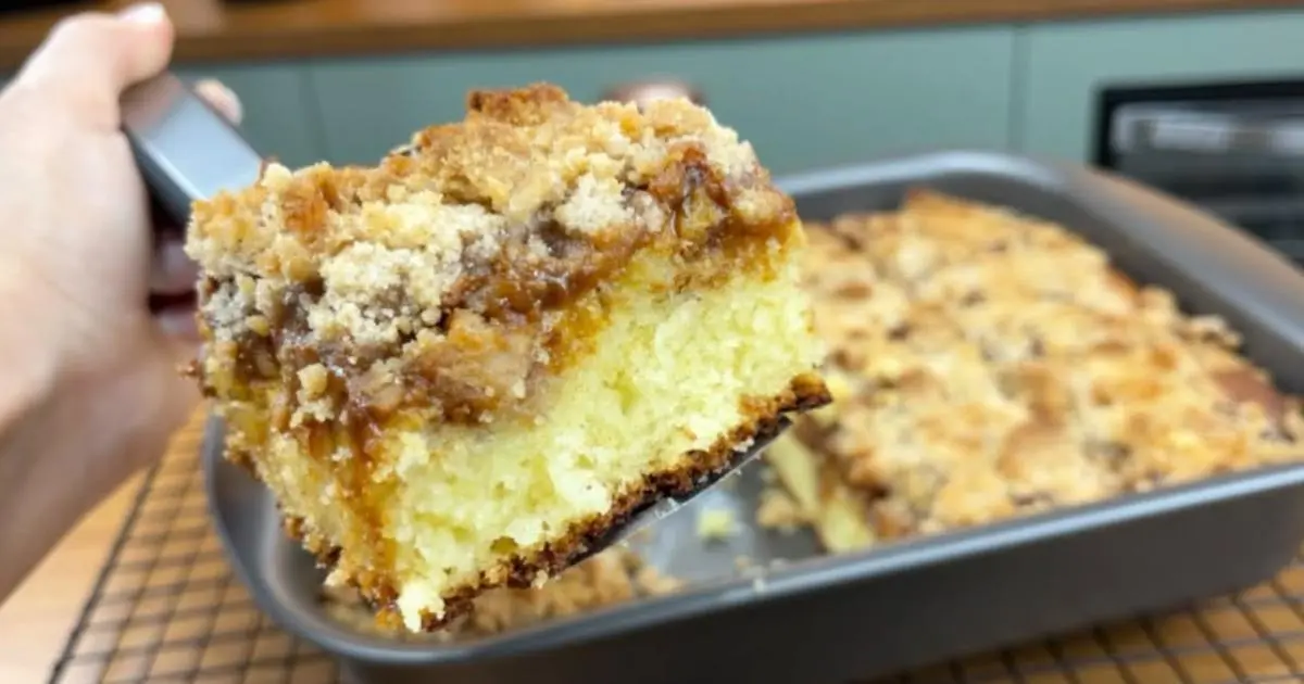 Cuca de banana com doce de leite cremosa, crocante e fácil de fazer....