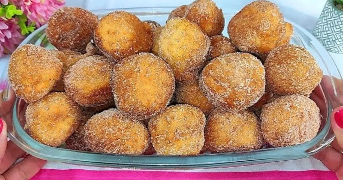 Bolinho de chuva de banana simples, sequinho e pronto para o café....