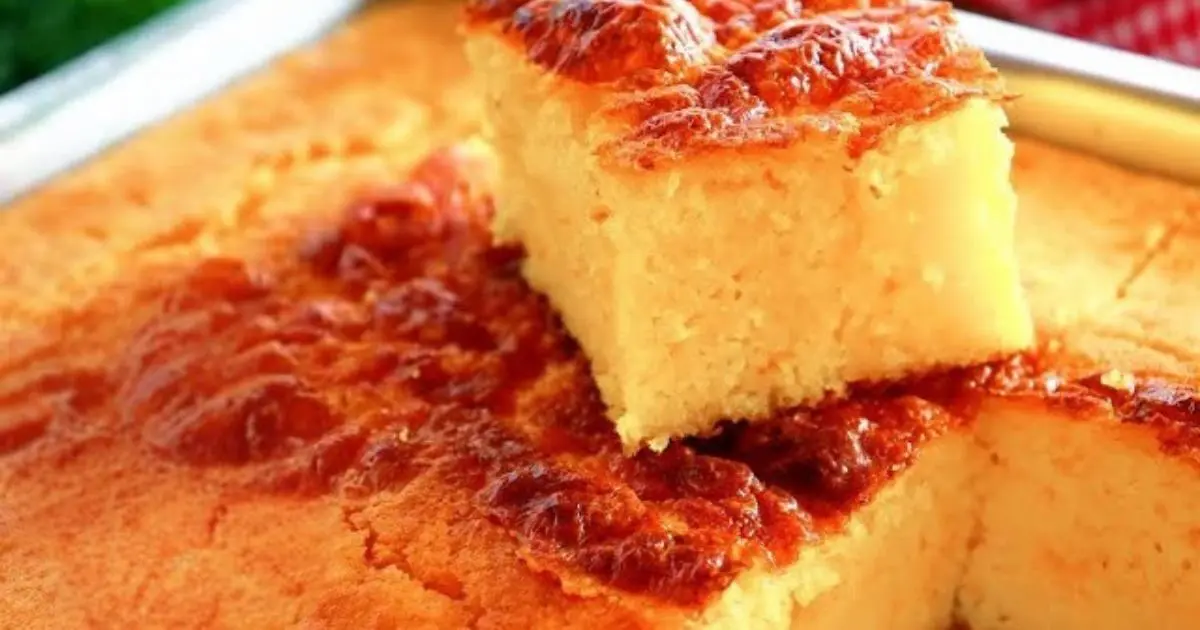 Bolo de milho fofinho e úmido sem farinha de trigo. Receita simples e deliciosa....