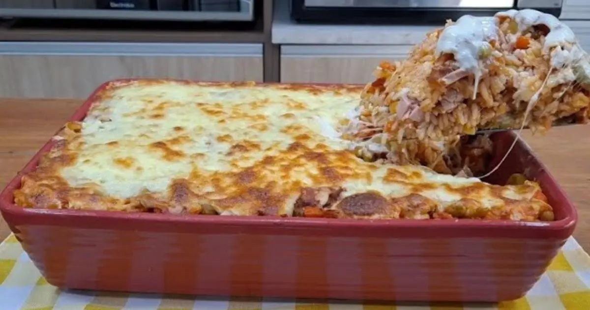 Arroz de forno recheado com calabresa, queijo e molho especial....