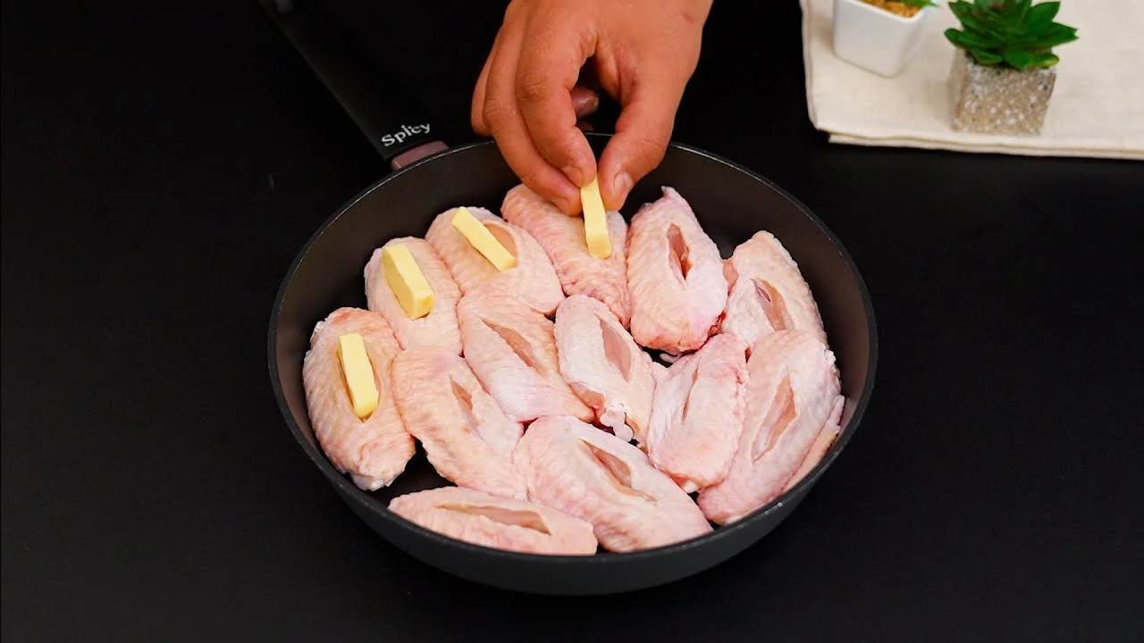 Asas de Frango com Molho Agridoce Irresistível são crocantes, suculentas e fáceis de fazer. Experimente...