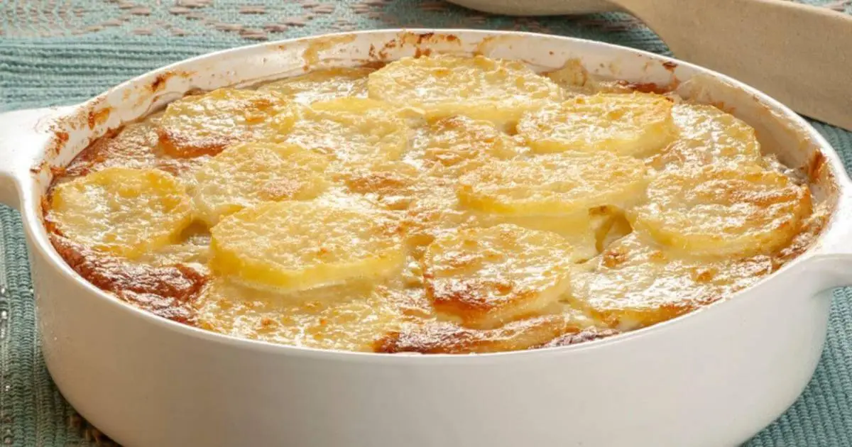 A Batata Com Sardinha Assada e Queijo Derretido é prática, saborosa e perfeita para o...