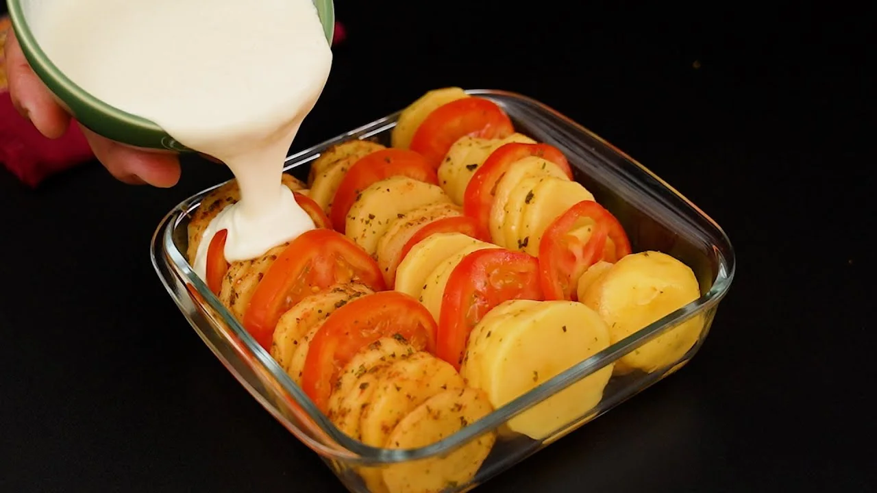 A receita de Batata com Tomate ao Molho Cremoso Fácil é leve, saborosa e perfeita...
