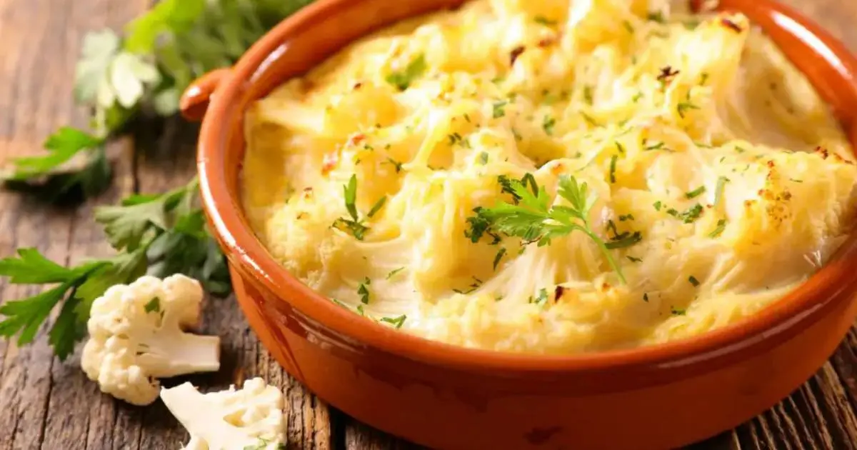 Batatas Gratinadas Cremosas com Queijo Derretido é uma receita prática e irresistível para deixar seu...