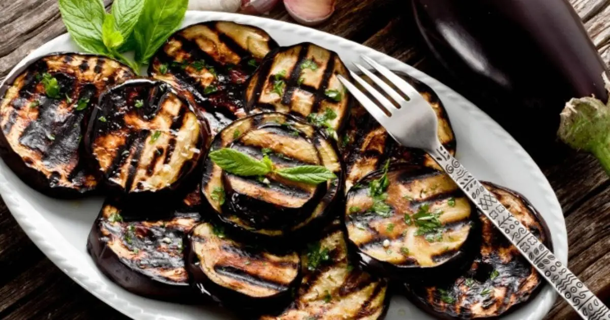 Berinjela Assada com Alho e Muito Sabor é a receita perfeita para quem busca um...