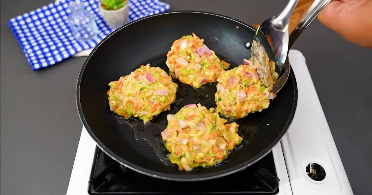 Bolinho Crocante de Abobrinha com Cenoura é o lanche saudável e saboroso ideal para sua...