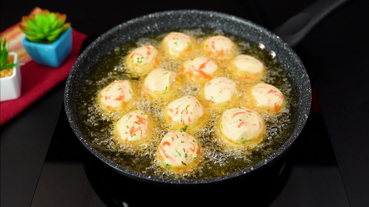 O Bolinho Crocante de Batata e Cenoura Frito é uma receita fácil e deliciosa para...