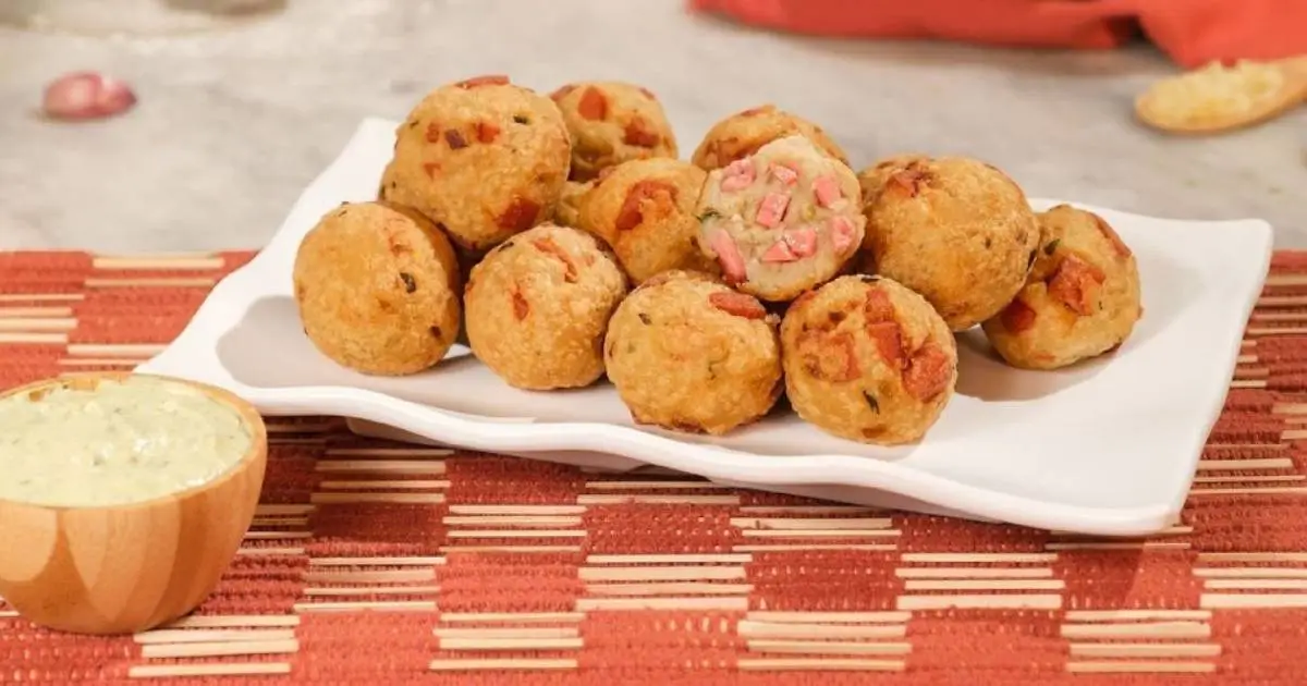 O Bolinho Salgado de Ovo Com Queijo e Mortadela é perfeito para o café da...
