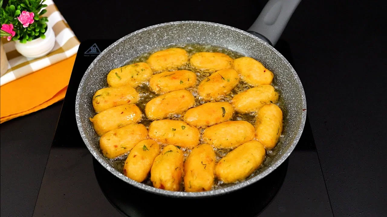 O Bolinho de Batata Crocante com Toque Especial é perfeito para lanches rápidos, simples e...