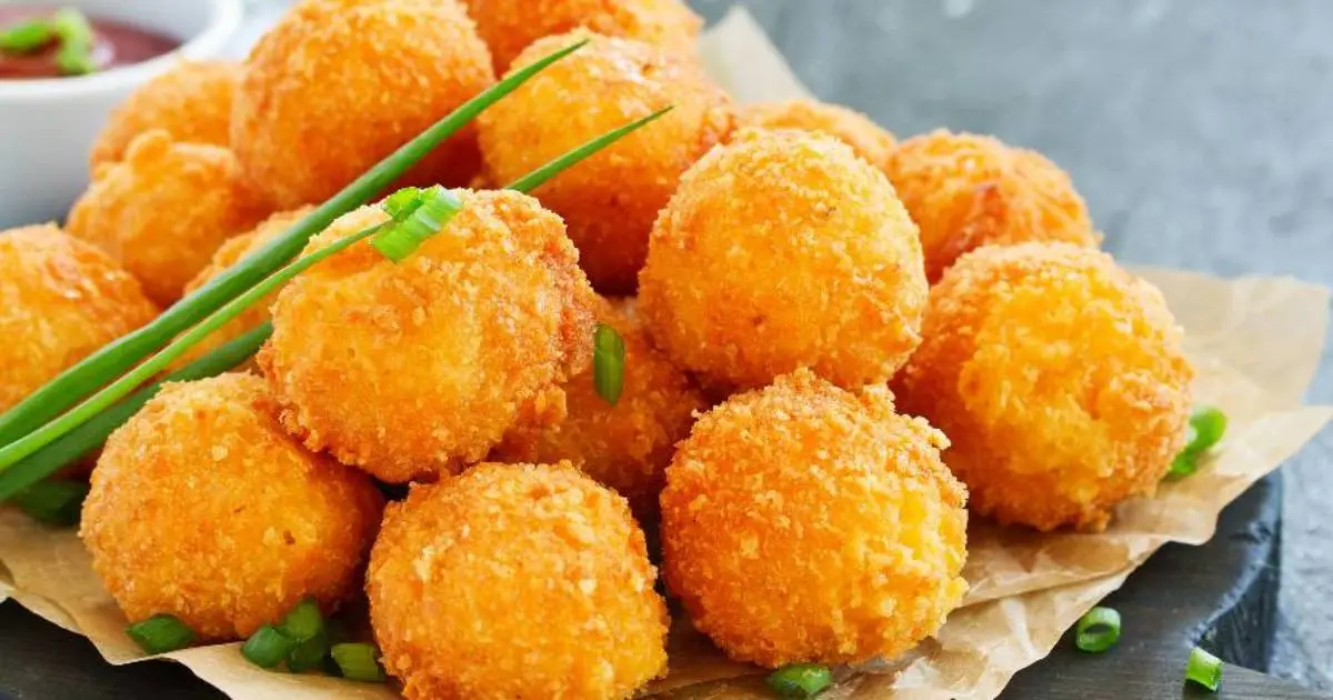 O Bolinho de Frango Com Batata e Queijo Frito é rápido, crocante e delicioso. Receita...