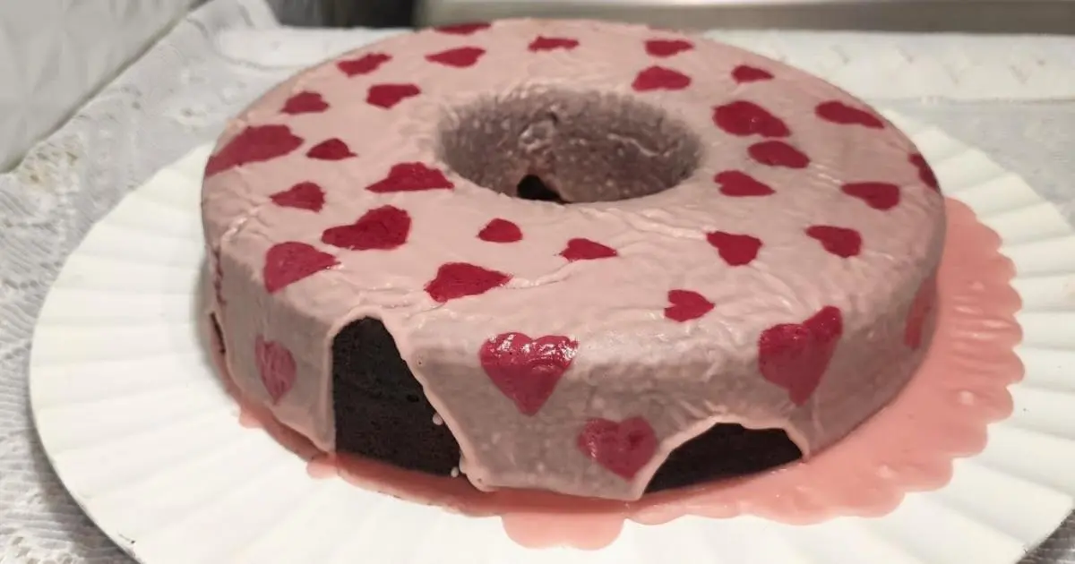 Bolo tipo brownie com cobertura fria e decorada....
