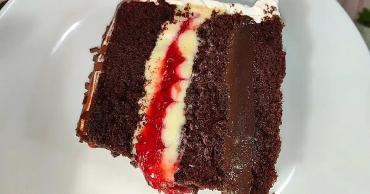 Bolo de chocolate com recheio de ninho e morango....