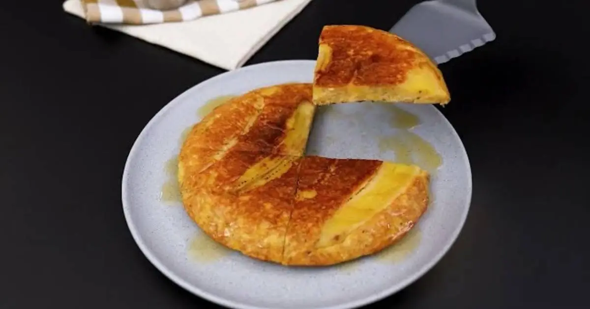 Bolo de Banana Saudável na Frigideira pronto em 15 minutos. Uma receita leve, rápida e...