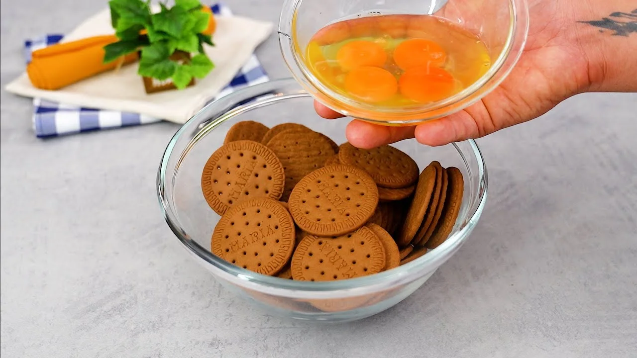 O Bolo de Biscoito Chocolate Fácil e Incrível é uma receita rápida que transforma ingredientes...