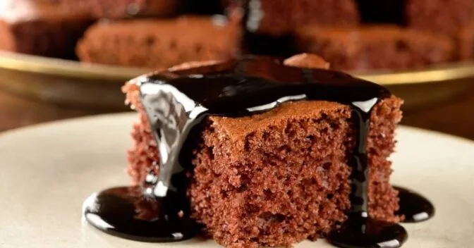 Bolos: Bolo de Café com Calda Cremosa de Chocolate