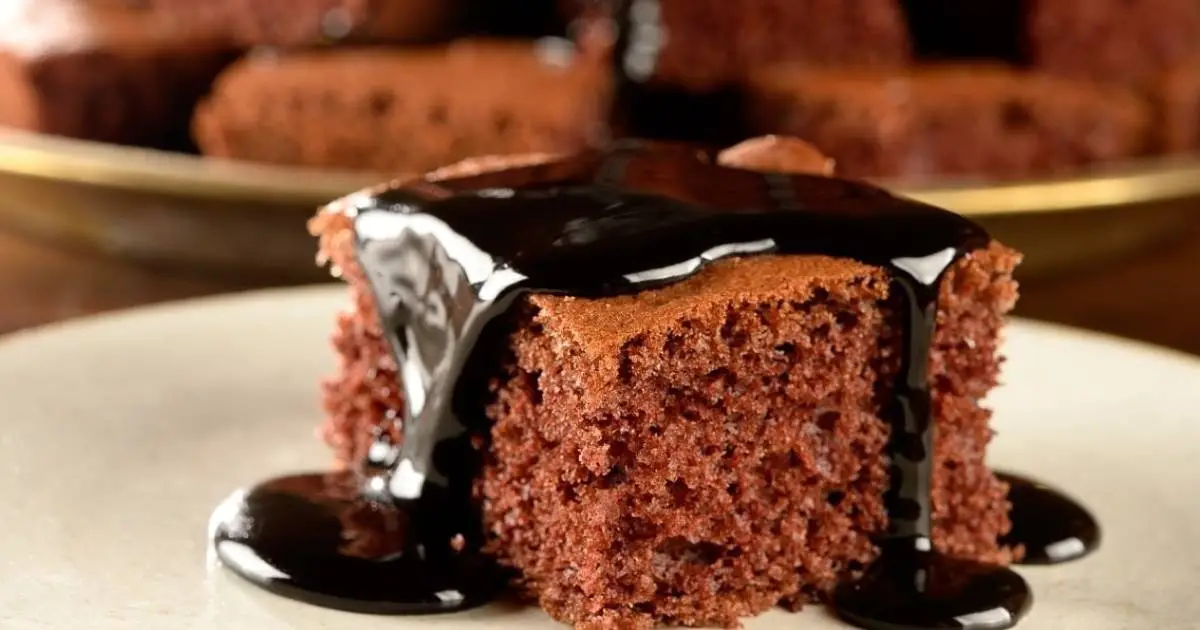Bolo de Café com Calda Cremosa de Chocolate é simples, fofinho e cheio de sabor!...