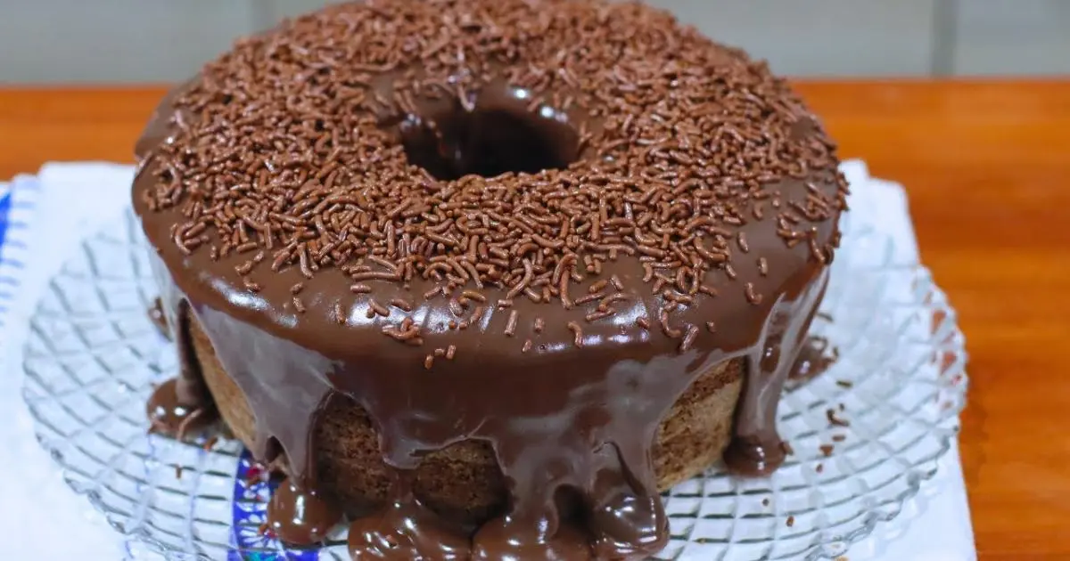 Bolo de chocolate com Nescau, fácil, fofinho e com cobertura cremosa....