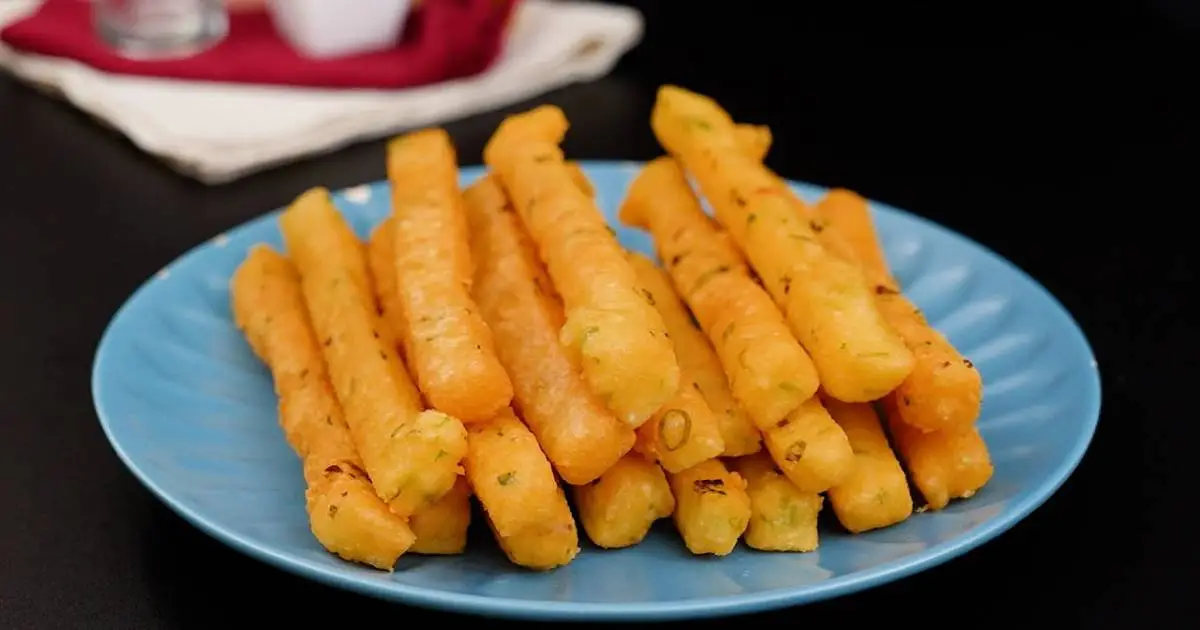 As Batatas Fritas Caseiras Com Queijo e Cebolinha são crocantes, saborosas e fáceis de fazer....