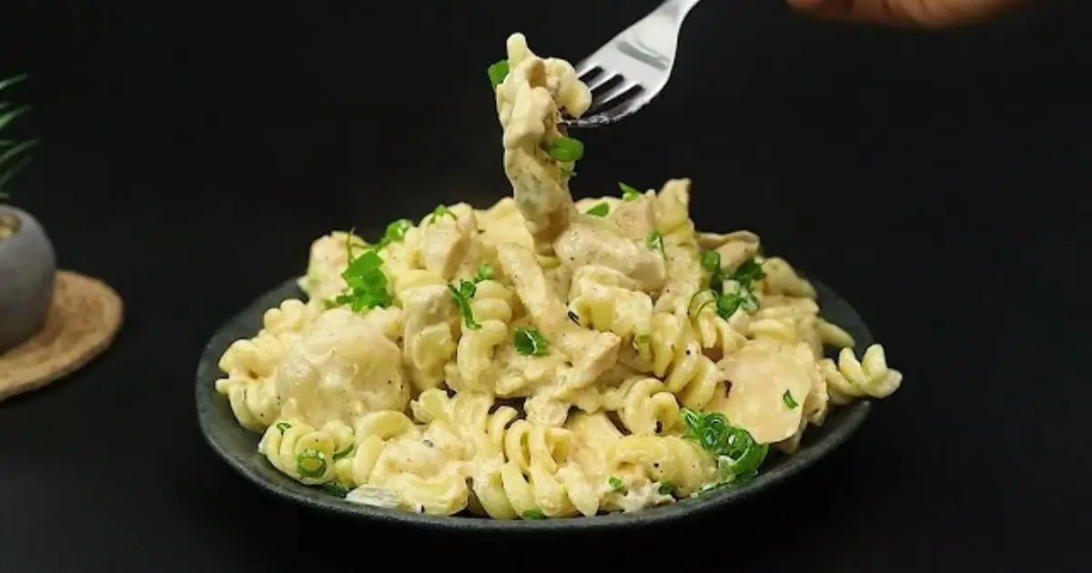O Macarrão Alfredo Com Frango e Cogumelos Cremoso é fácil de preparar e muito saboroso....