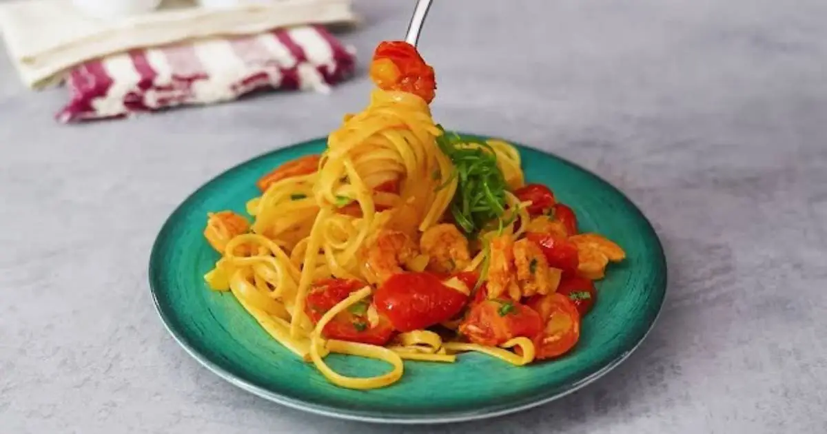 O Macarrão Com Camarão Alho e Tomate Cereja é rápido, leve e cheio de sabor....
