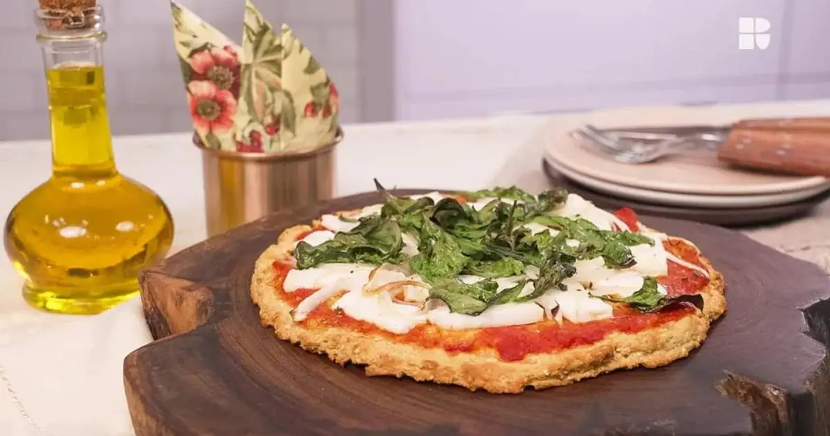 A Pizza de Frango Com Massa de Batata-Doce e Aveia é leve, nutritiva e deliciosa....