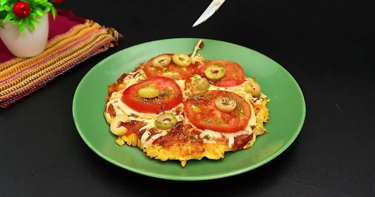 A Pizza de Frango Desfiado com Tomate e Queijo é rápida, cremosa e fácil de...