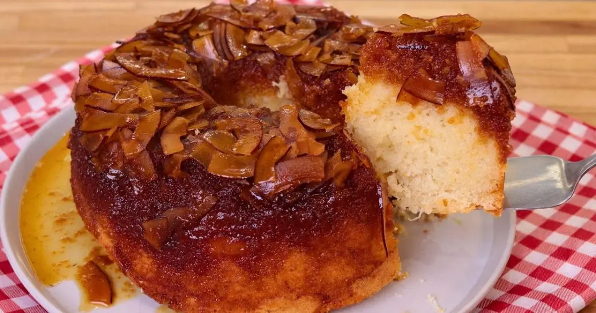 Um bolo de coco com caramelo fácil, fofinho e perfeito pra festa junina....