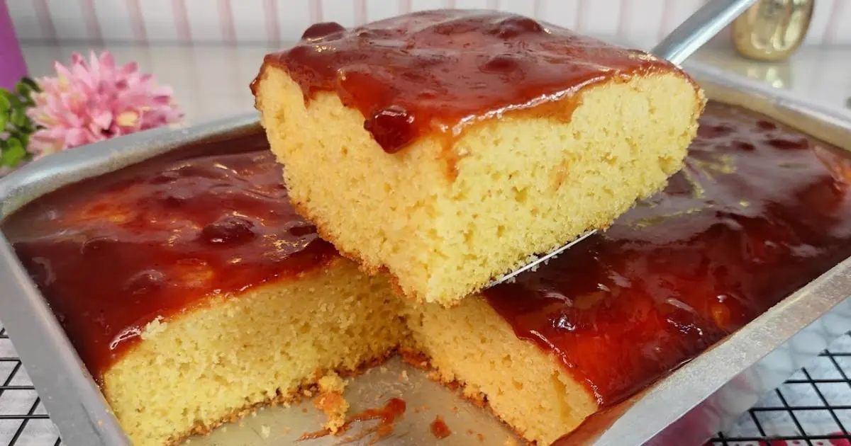Bolo de fubá simples, fofinho e com cobertura cremosa de goiabada....