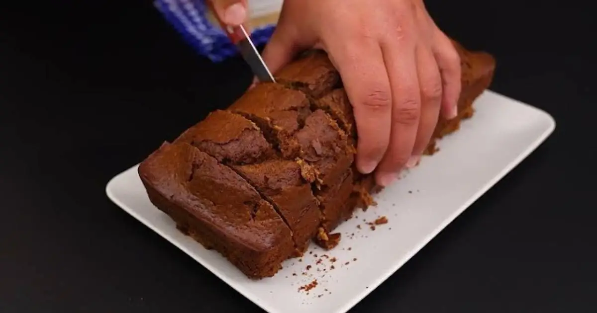 Bolo de Leite Condensado com Chocolate Irresistível: macio, fácil e perfeito para qualquer ocasião. Surpreenda...