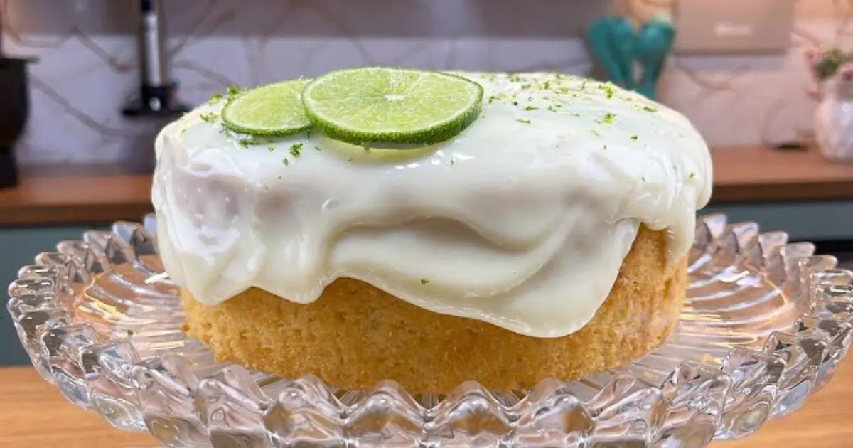 Bolo de limão fácil e fofinho com cobertura cremosa de leite condensado....