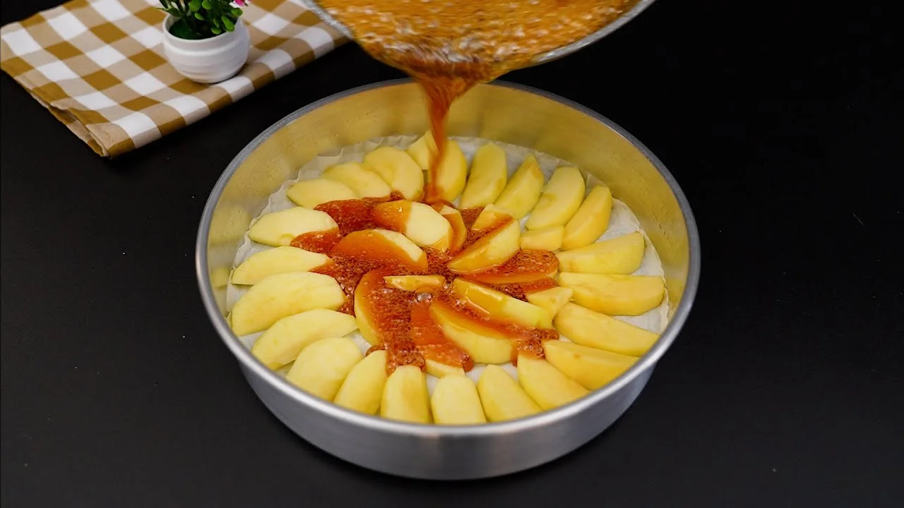 Bolo de Maçã Caramelizada com Canela Fácil é a receita perfeita para fugir dos bolos...