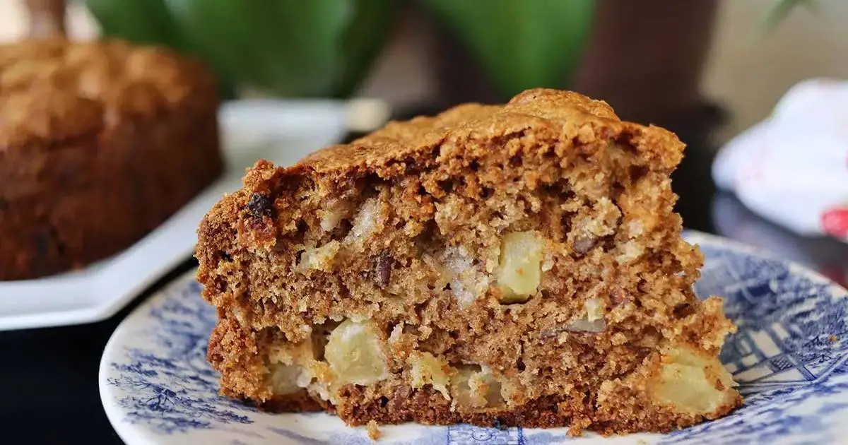 O Bolo de Maçã Com Nozes e Uvas Passas é fofinho, aromático e delicioso. Receita...