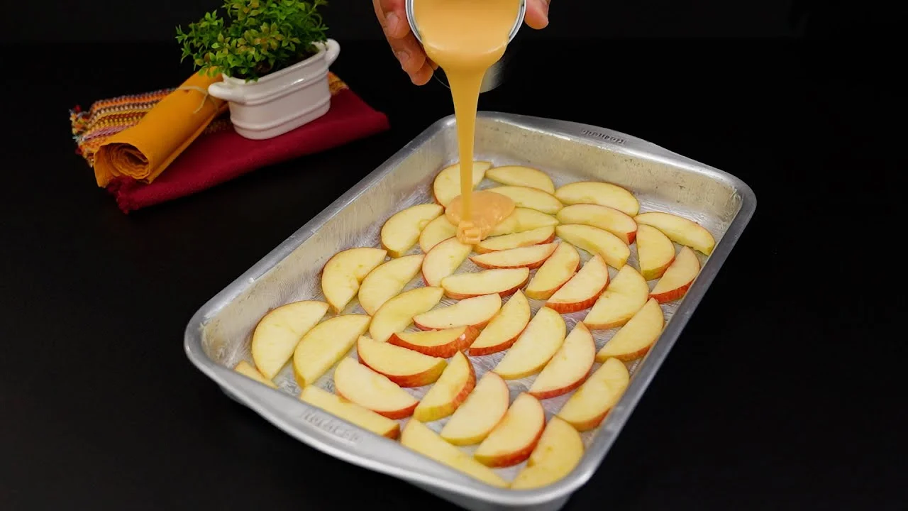 O Bolo de Maçã com Leite Condensado Irresistível é fácil de fazer e combina maçã...