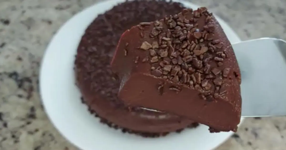 Brigadeirão feito na panela, cremoso e muito prático....