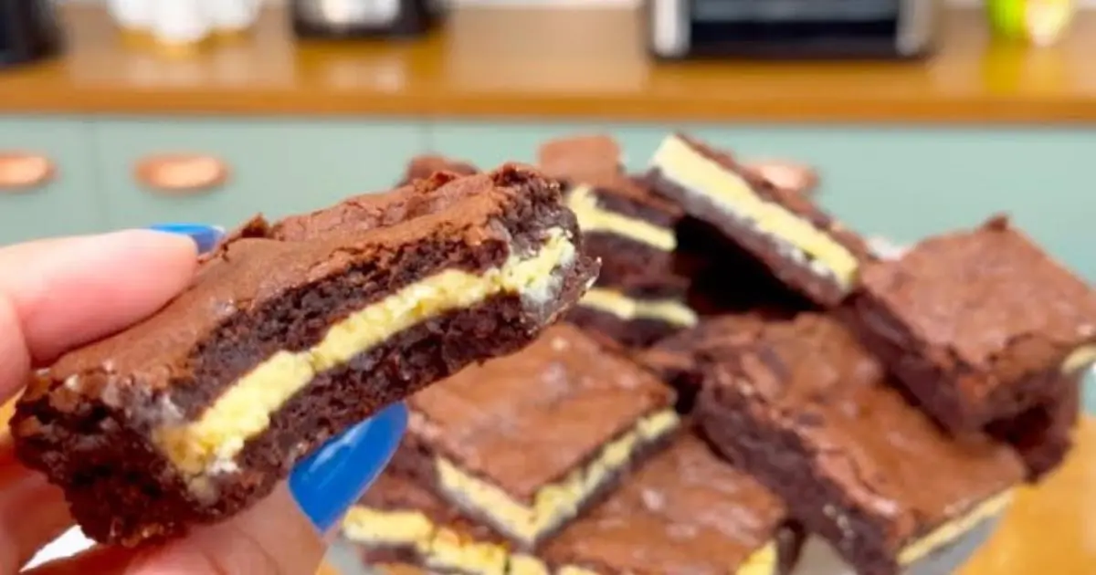 Brownie recheado com chocolate branco, fácil, com casquinha crocante e bem molhadinho....