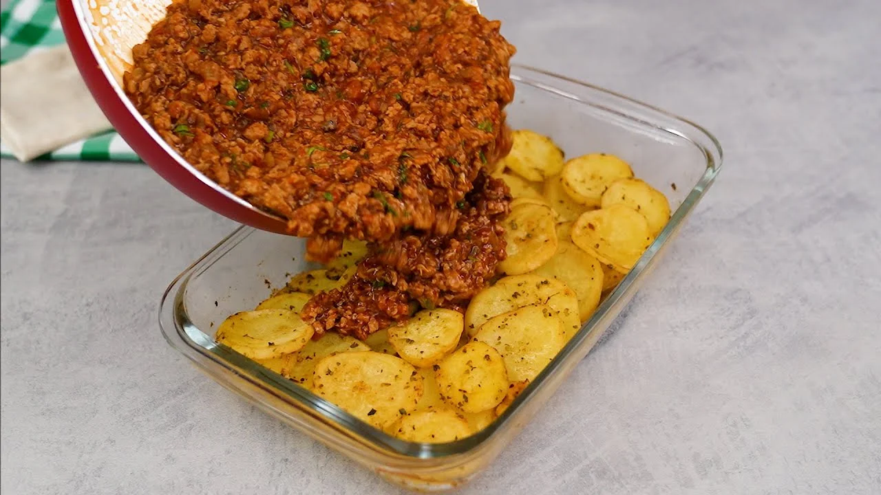 Carne Moída com Batatas ao Forno Irresistível é uma receita simples e saborosa para transformar...