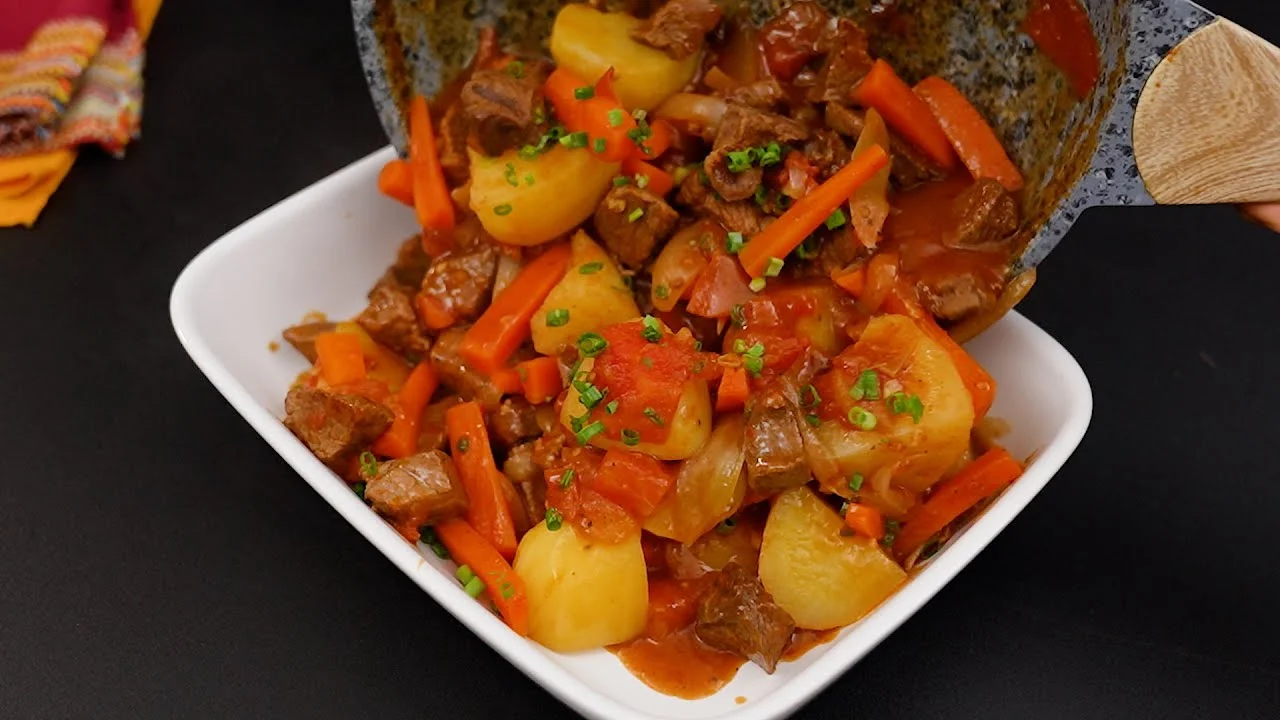 A Carne com Legumes na Panela Saborosa é uma receita fácil e nutritiva que vai...
